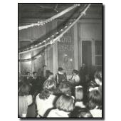 Jóvenes actuando en el Hogar español de Londres, 1942. Foto prestada por El i Sánchez. Por cortesía de Basque Children 37 Association, Reino Unido.